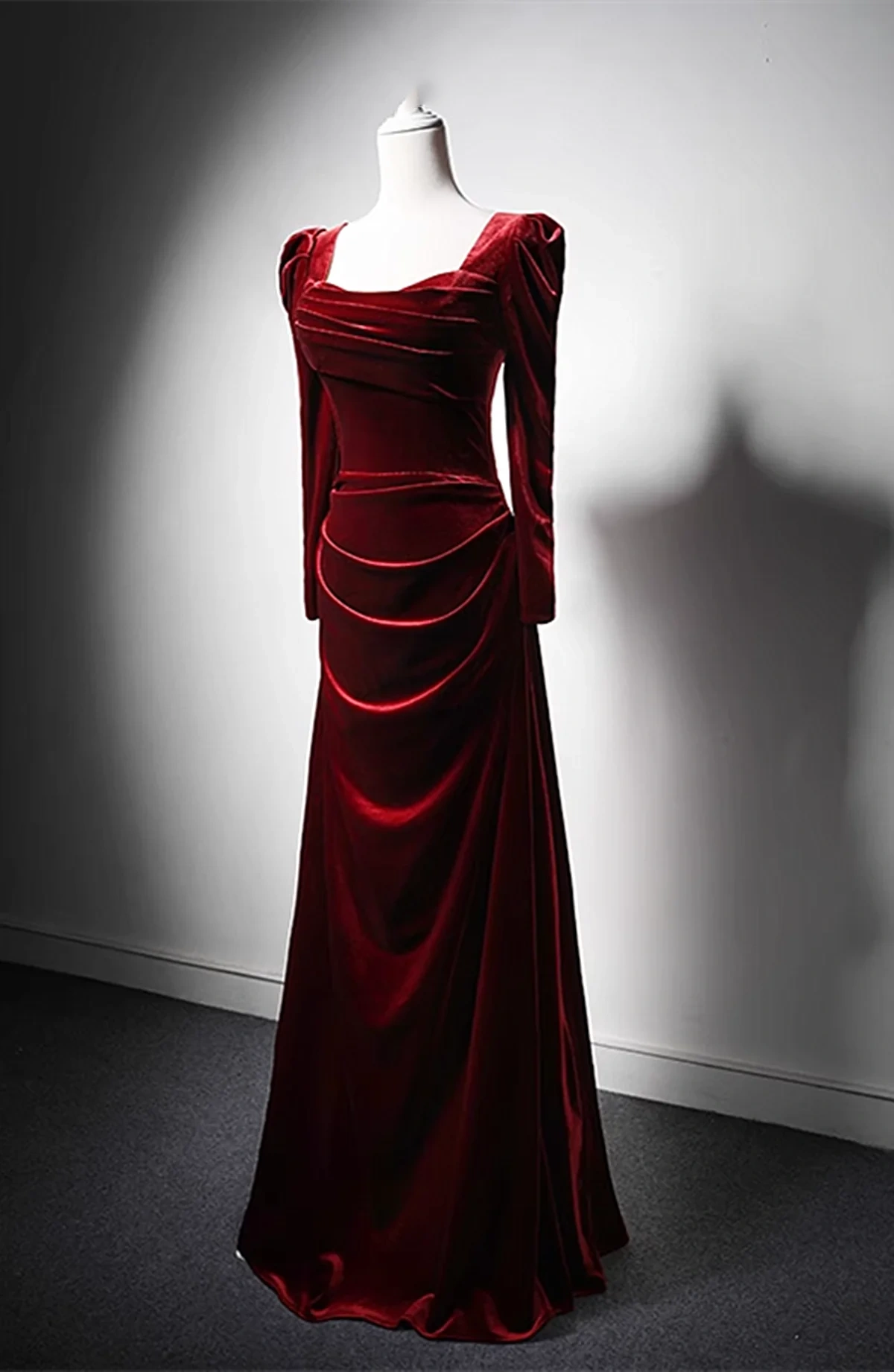 Robe de soirée longue en velours bordeaux à manches longues et coupe trapèze nv2154