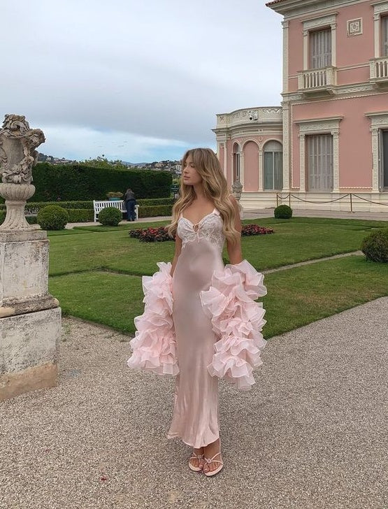 Robe de soirée longue en satin rose à bretelles en dentelle et longueur cheville avec châle en tulle rose nv3291