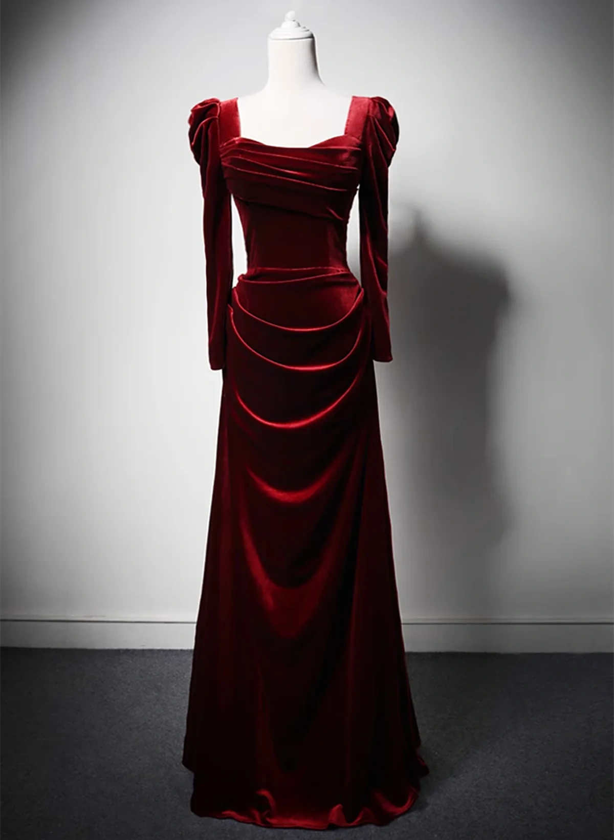 Robe de soirée longue en velours bordeaux à manches longues et coupe trapèze nv2154