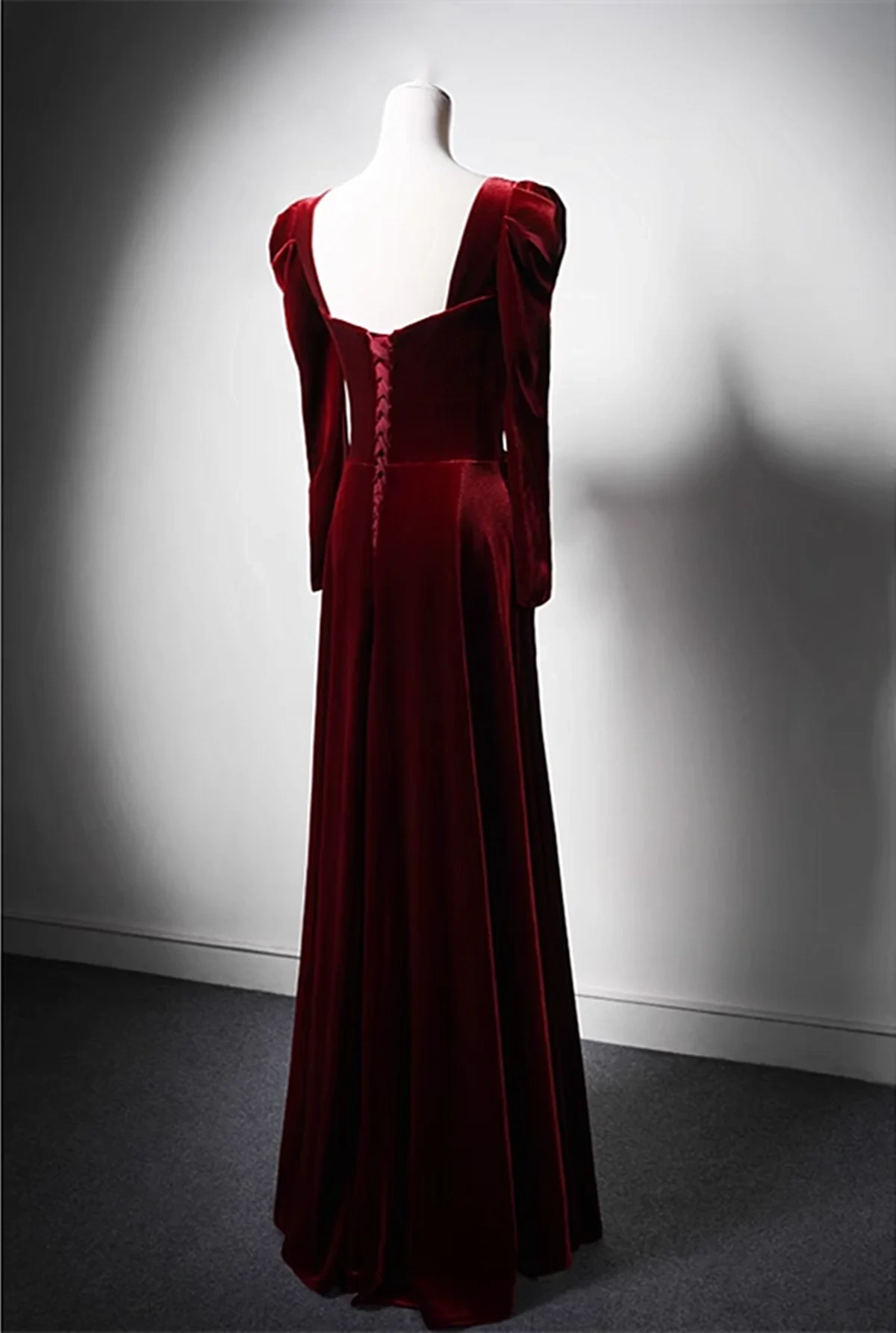 Robe de soirée longue en velours bordeaux à manches longues et coupe trapèze nv2154