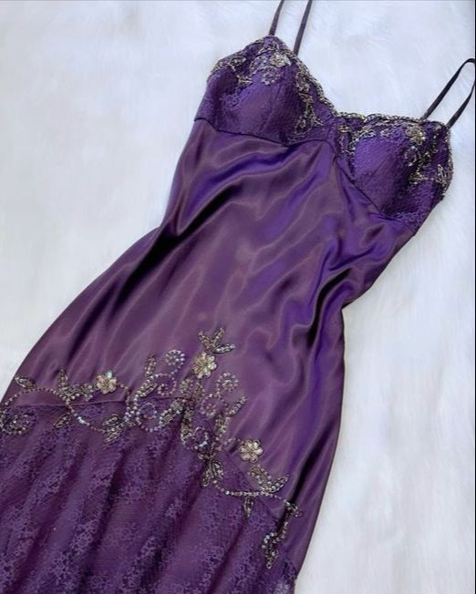 Robe de soirée longue en satin à bretelles spaghetti et dentelle vintage violette et élégante nv3269