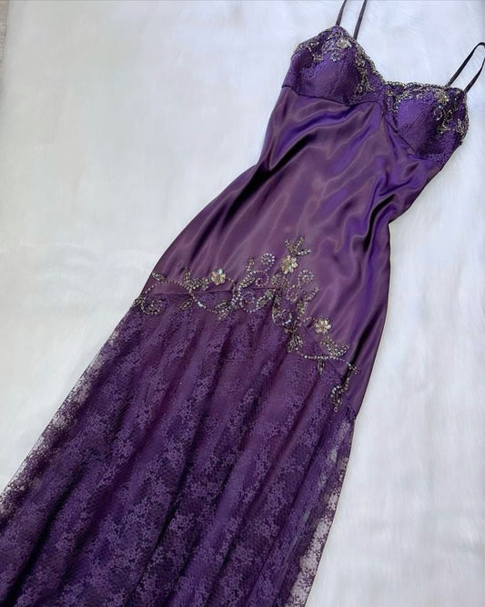 Robe de soirée longue en satin à bretelles spaghetti et dentelle vintage violette et élégante nv3269