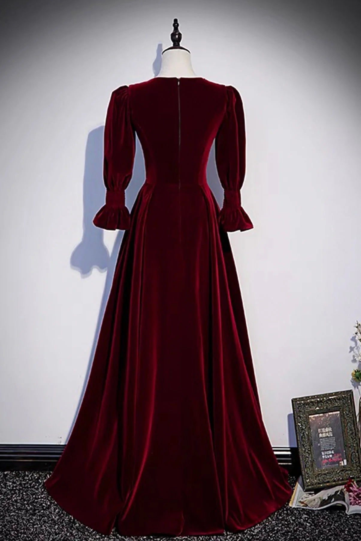 Robe de soirée en velours bordeaux à manches longues et coupe trapèze nv2183