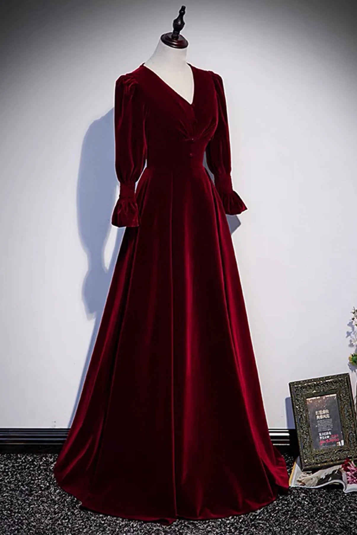 Robe de soirée en velours bordeaux à manches longues et coupe trapèze nv2183