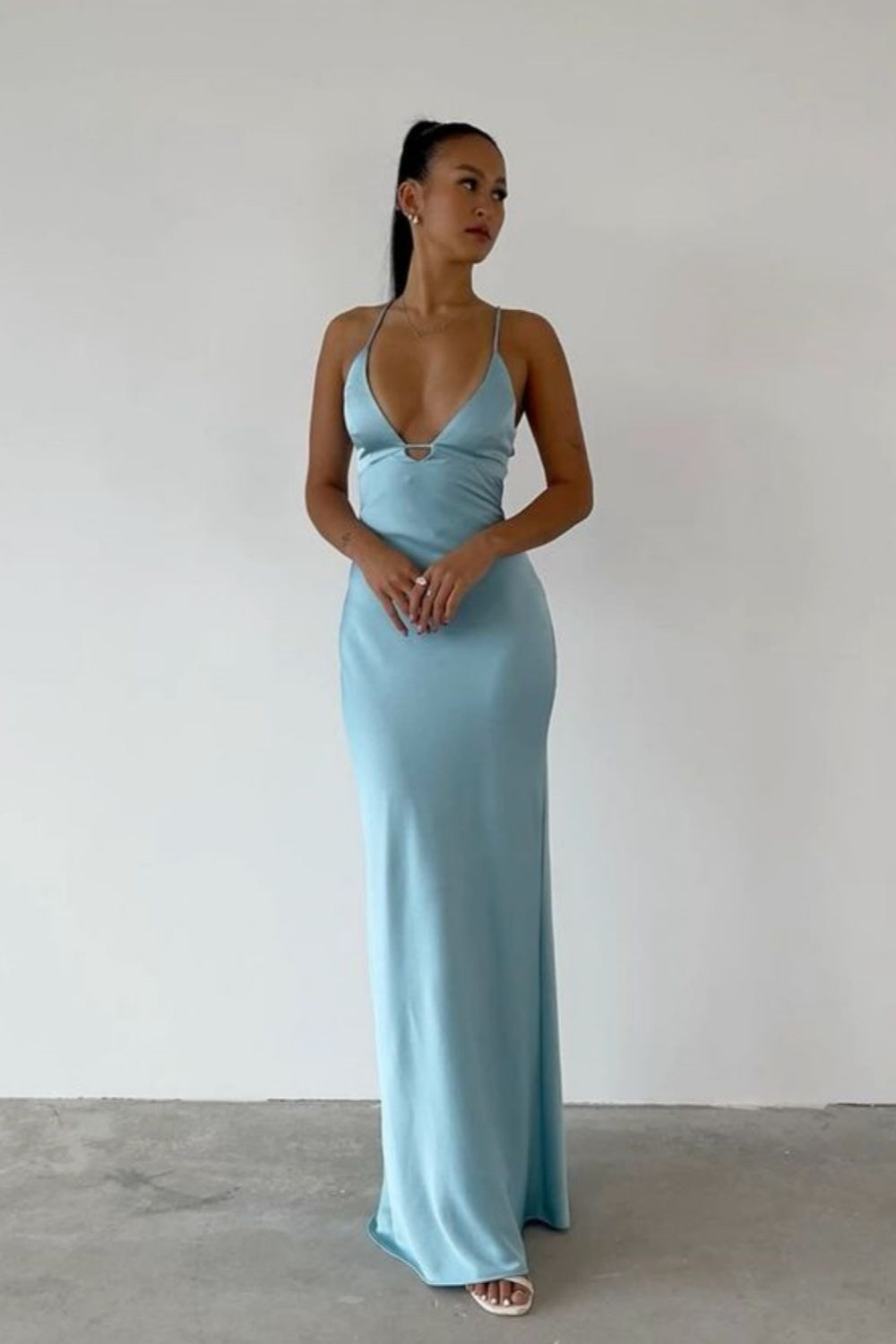 Robe de soirée longue en satin à bretelles spaghetti bleues élégantes et simples nv3219