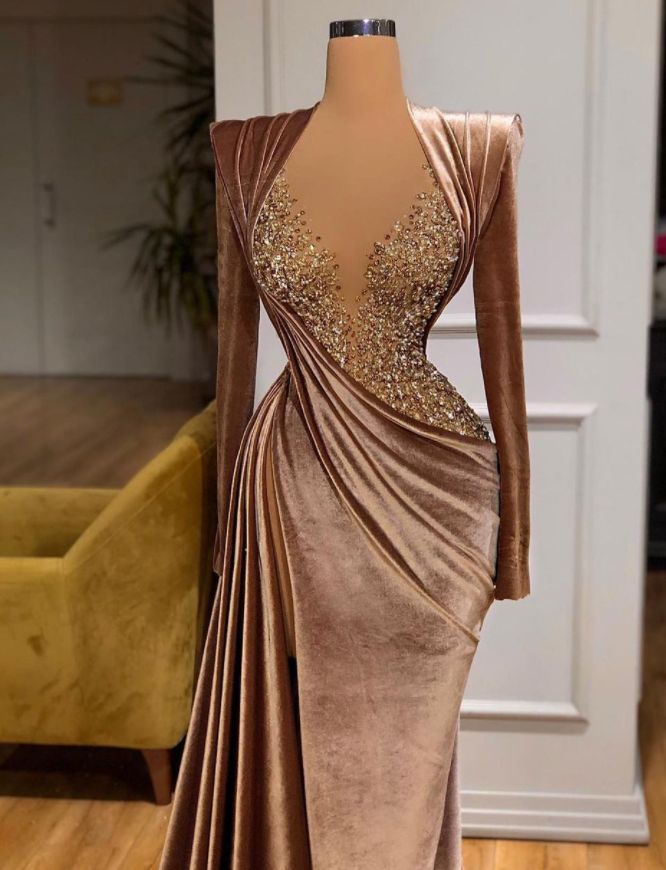 Robe de soirée sirène sexy en velours marron avec perles et coupe ajustée à manches longues pour l'automne et l'hiver nv2634