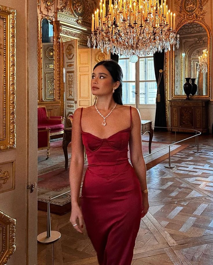 Robe de soirée longue élégante à bretelles spaghetti rouge et épaules dénudées nv2301