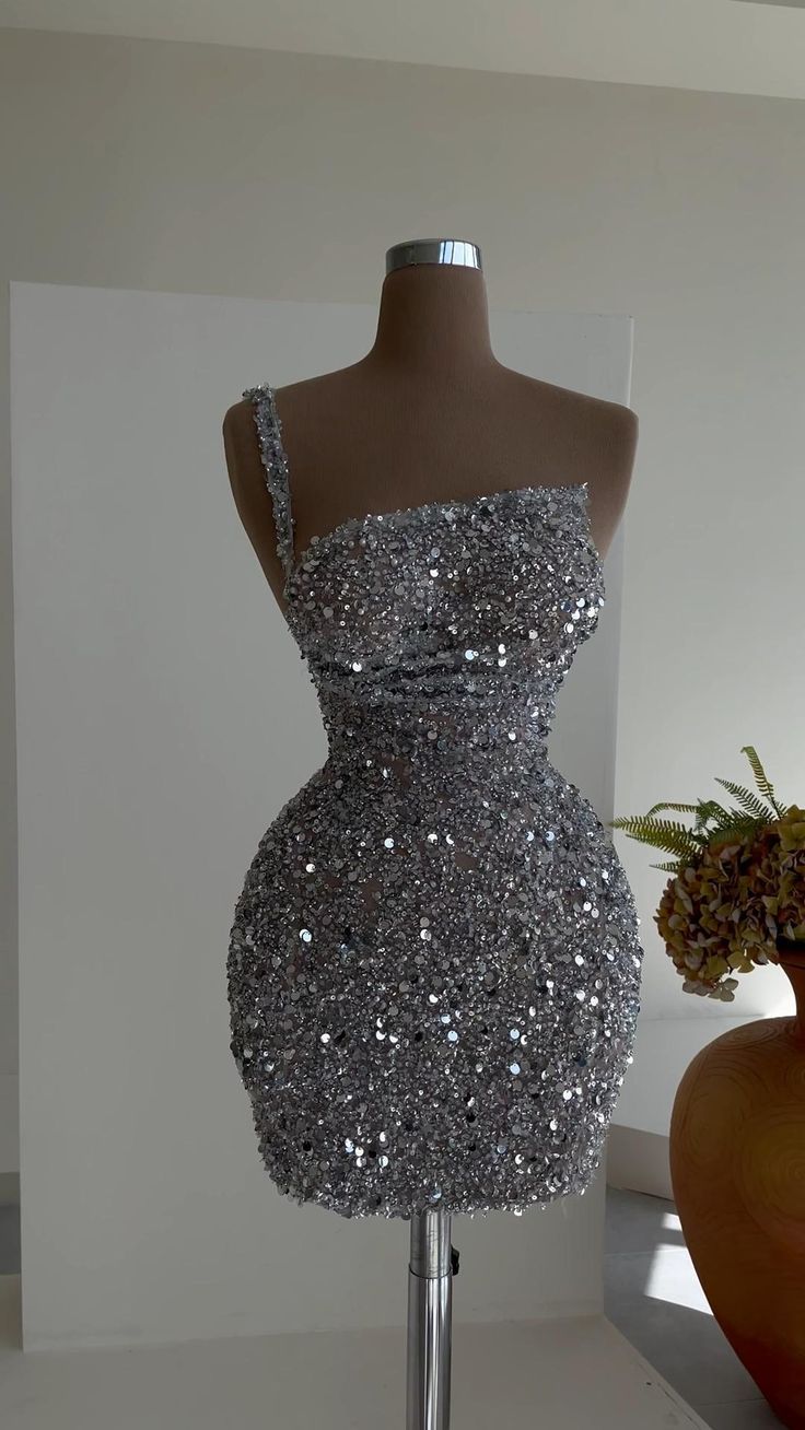 Robe de soirée courte à paillettes brillantes argentées à une épaule nv3001