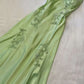 Robe de soirée élégante en satin vert vintage à col en V avec broderie exquise et longue robe de bal nv2045