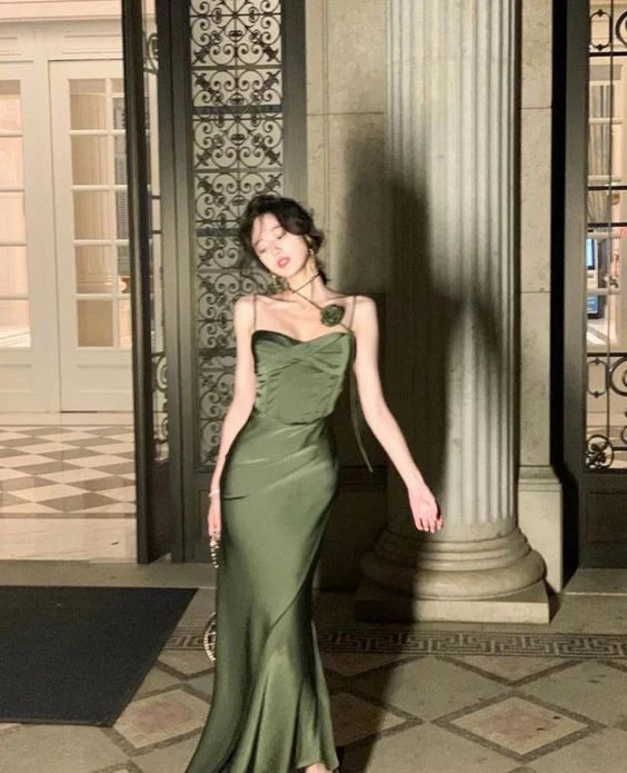 Robe de soirée longue en satin vert élégant à bretelles spaghetti et sirène nv2325