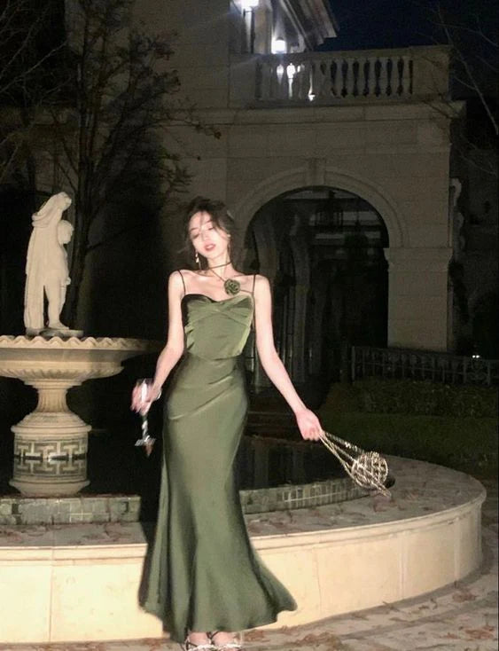 Robe de soirée longue en satin vert élégant à bretelles spaghetti et sirène nv2325