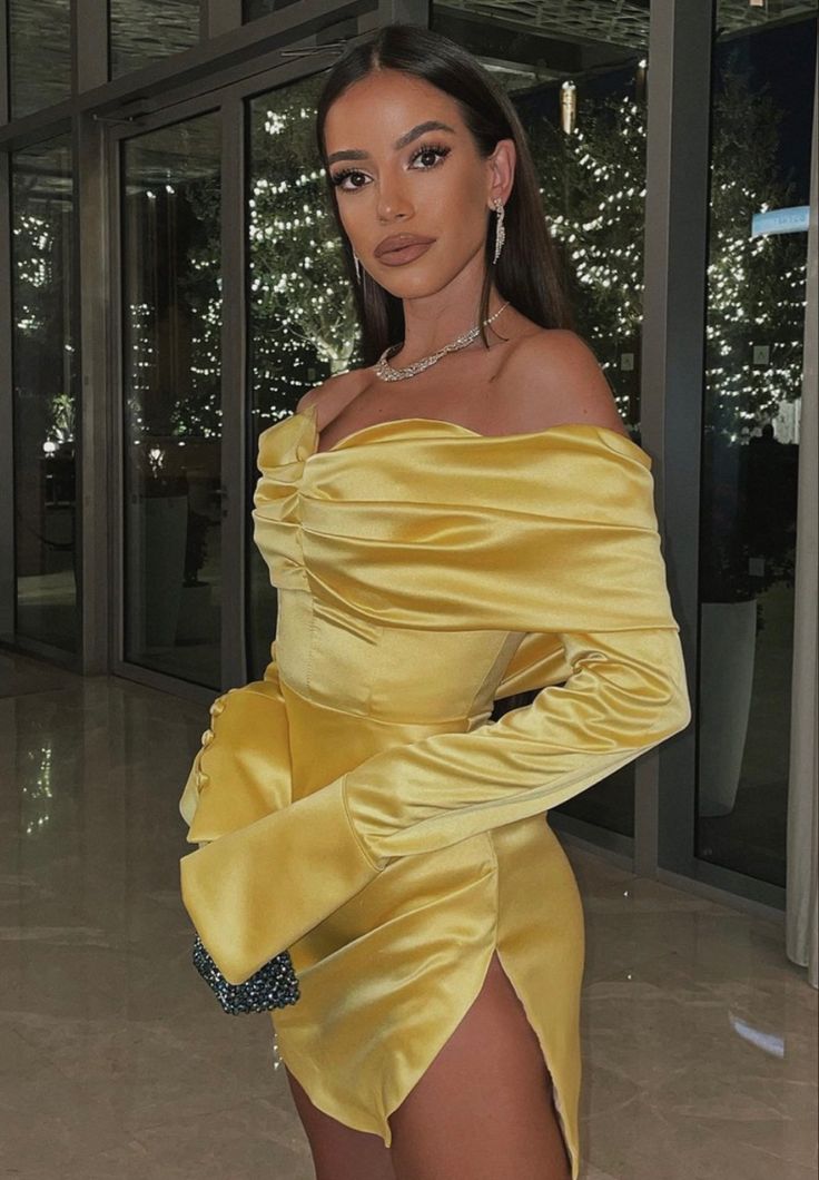 Robe de soirée courte en satin jaune à épaules dénudées nv2313