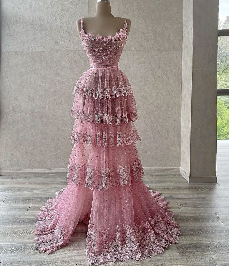 Robe de soirée longue en dentelle rose avec appliques et bretelles spaghetti, robe de soirée à volants et fente nv3246