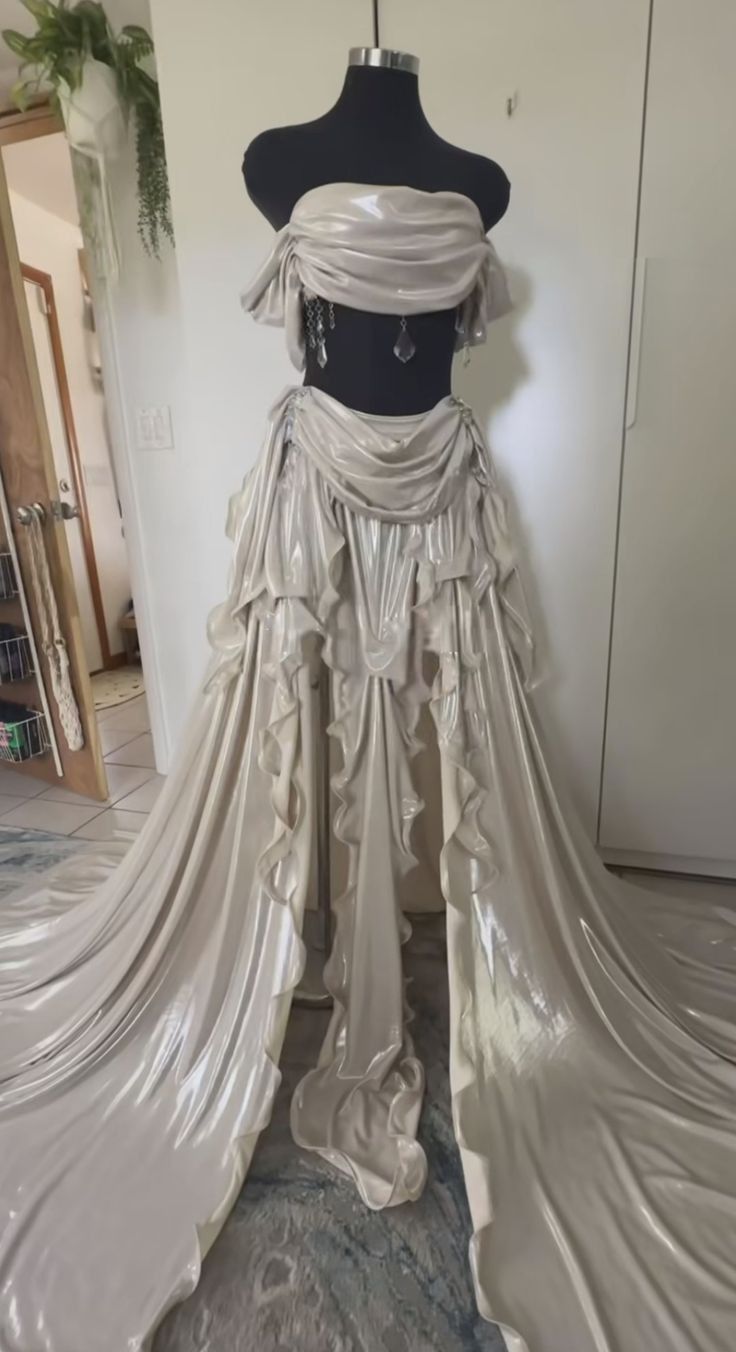 Robe de soirée longue en satin blanc argenté avec haut tube et robe de soirée longue au sol nv3338