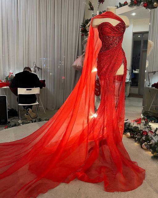 Robe de soirée sexy en tulle à fente longue et longue en paillettes brillantes rouge en forme de cœur nv3257