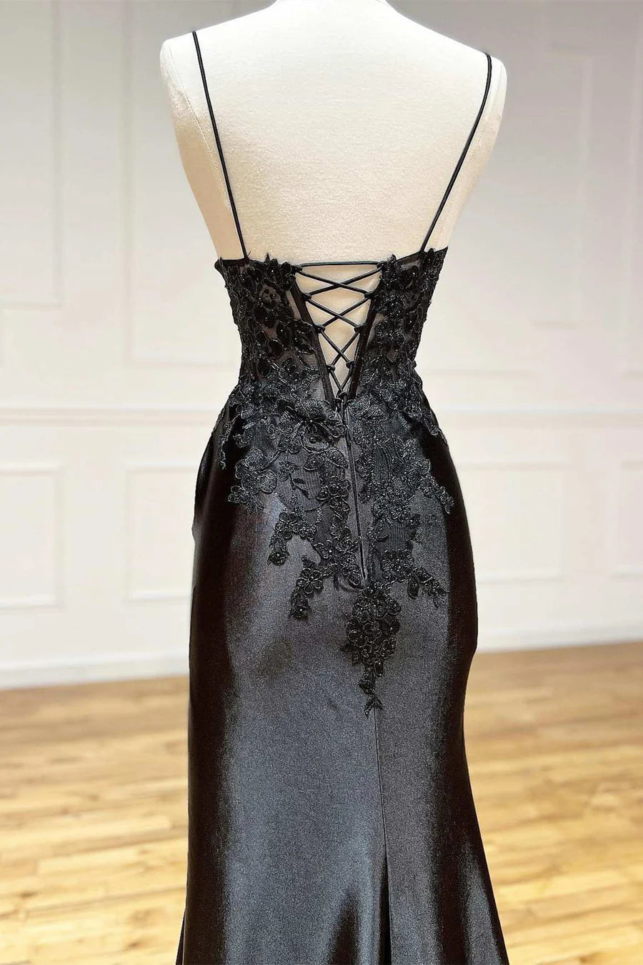 Black Appliques V-Neck Lace-Up Prom Gown with Slit Evening Dresses nv1560