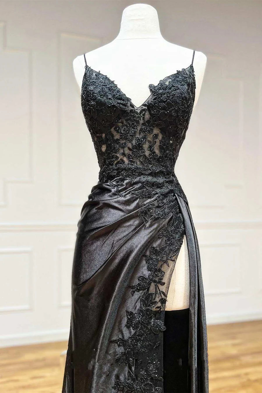 Black Appliques V-Neck Lace-Up Prom Gown with Slit Evening Dresses nv1560