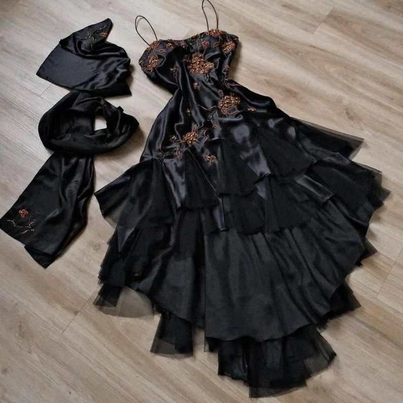 Black Delicate Embroidery Floral Applique Long Spaghetti Straps Elegant Ruffle Satin Ball Gown Evening Dress Party Dress nv3402