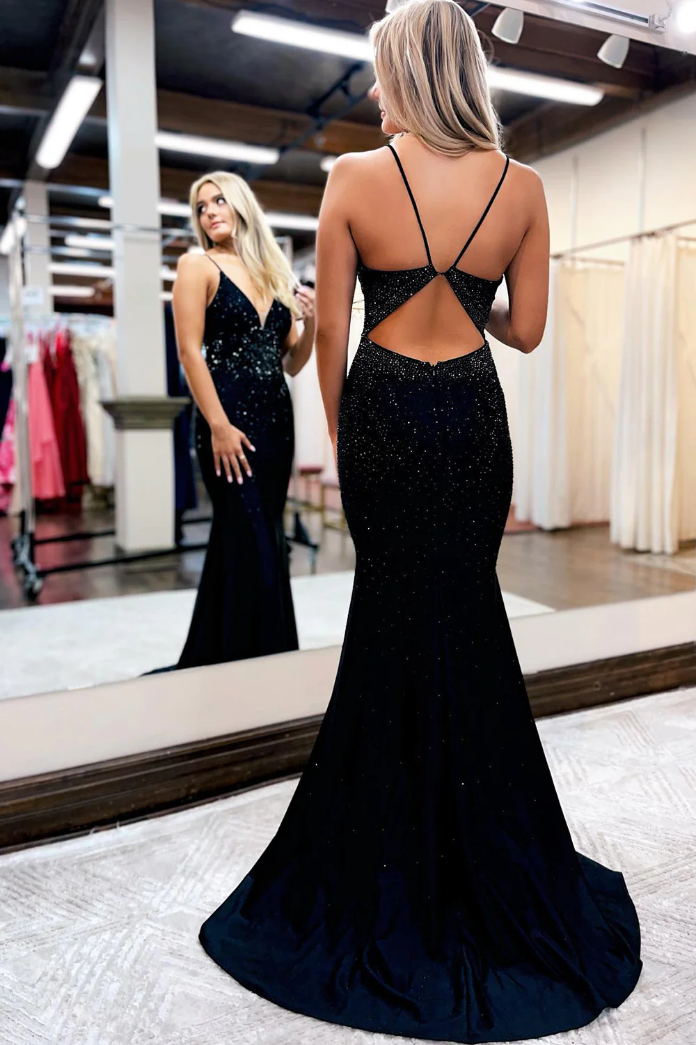 Robe de bal longue à paillettes noires scintillantes et dos ouvert nv653